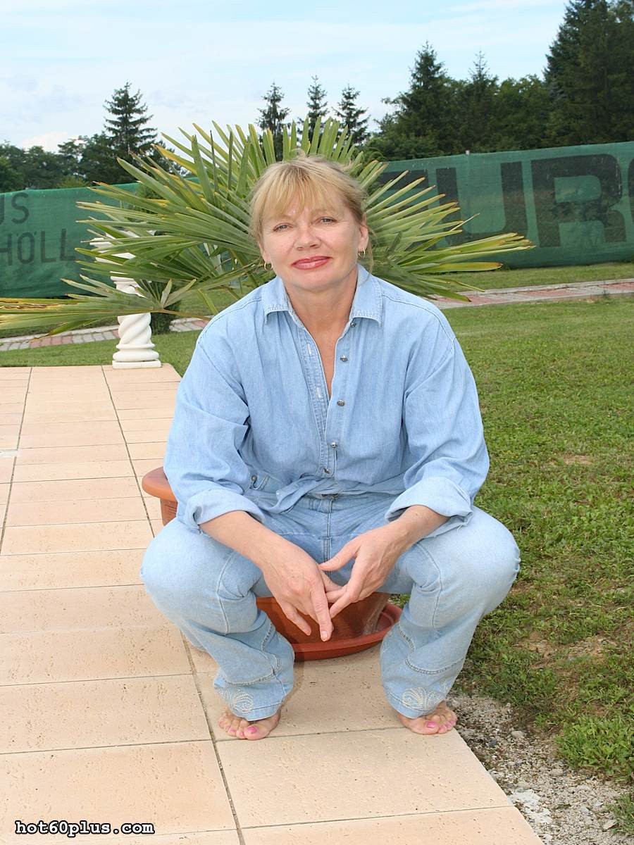 Madura linda disfrutando de un polvo duro al lado de la piscina
 #77191724