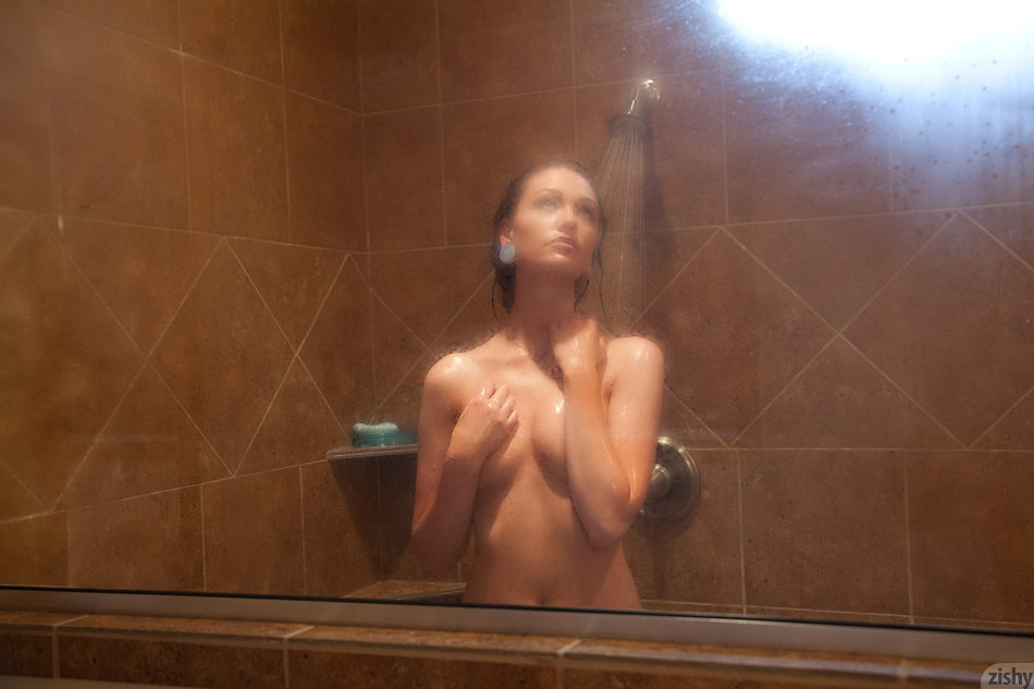Une jeune sexy, Kelly Lamprin, se déshabille et se douche, en savonnant son petit corps.
 #67366489