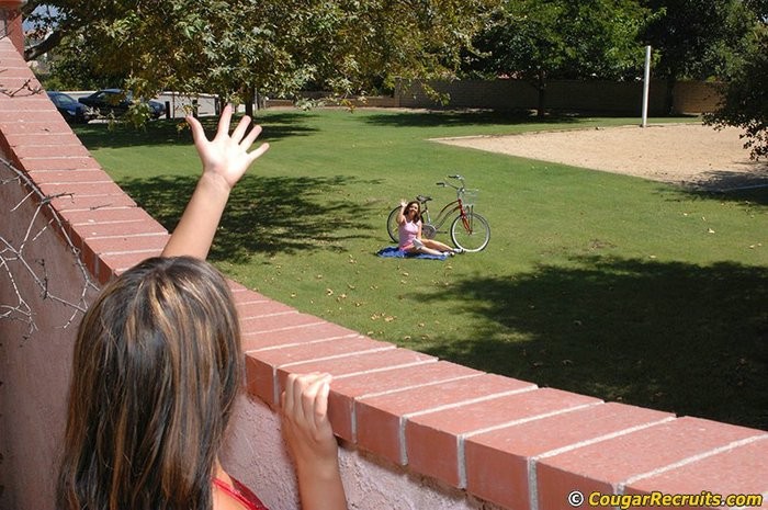 Charmanter Teenager leckt reife Muschi
 #77700237