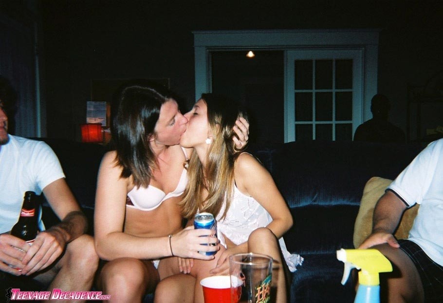 Lindas chicas amateurs calientes posando frente a la cámara
 #79456249