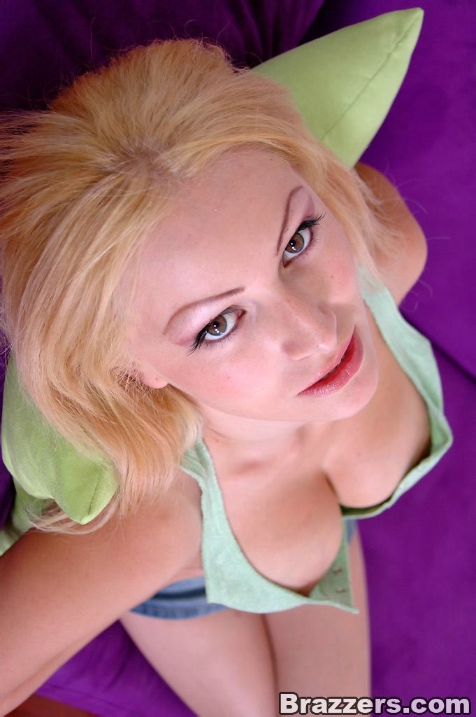 Alexia muestra lo que una joven puede hacer con una polla en su coño
 #72711495