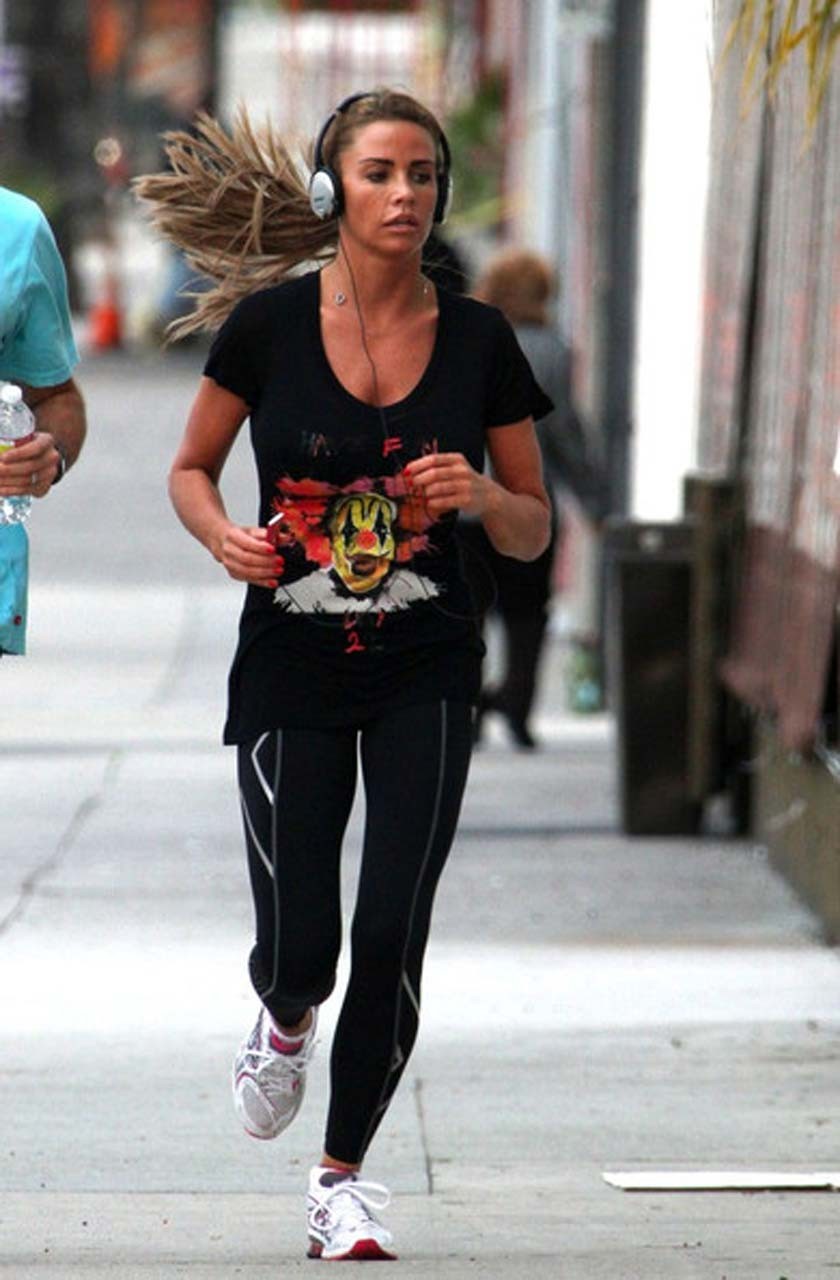 Katie price jordan mostrando un enorme escote paparazzi fotos
 #75316228