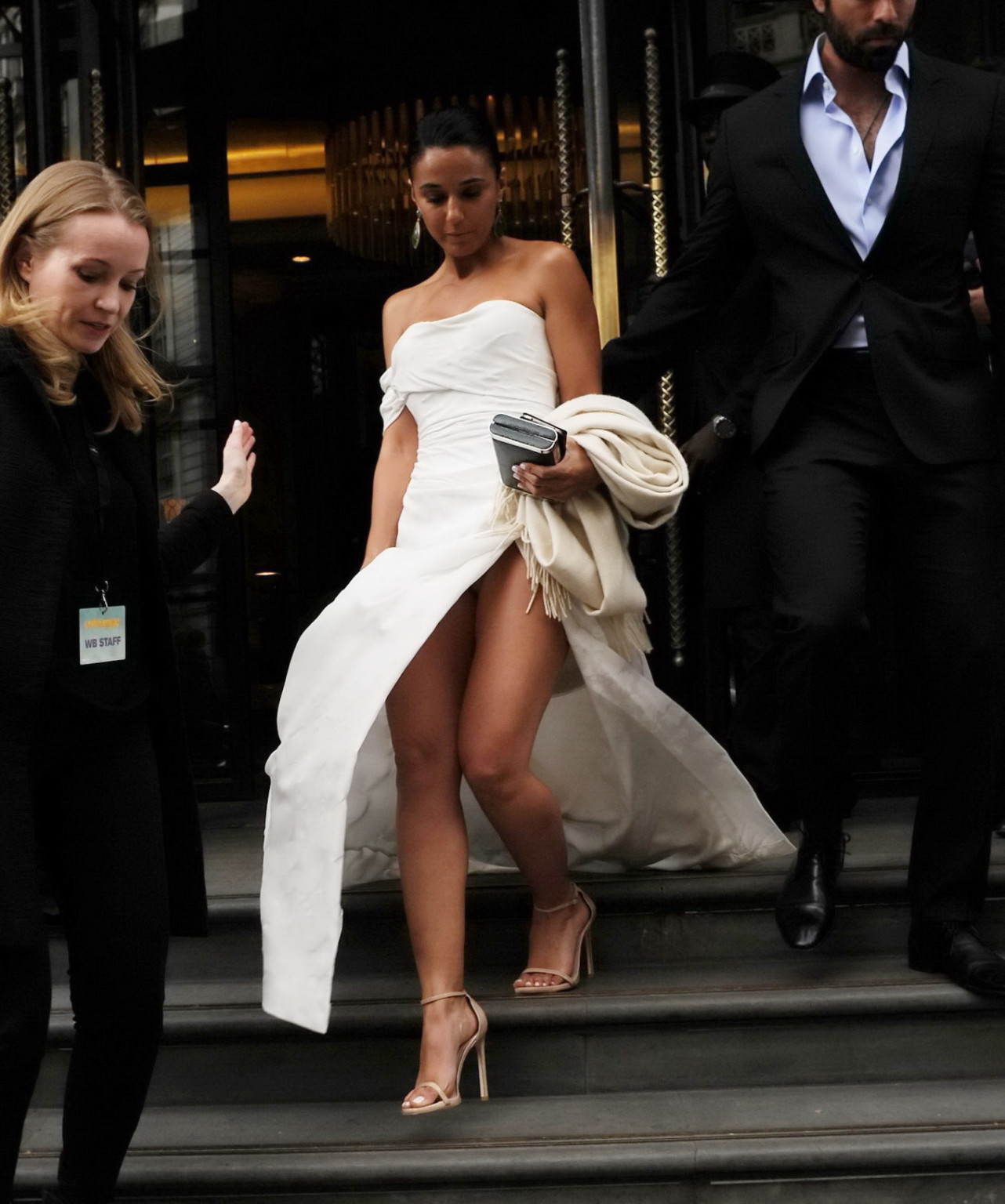 Emmanuelle chriqui en jupe haute exhibant sa culotte et ses seins à la première de l'entourage.
 #75161704