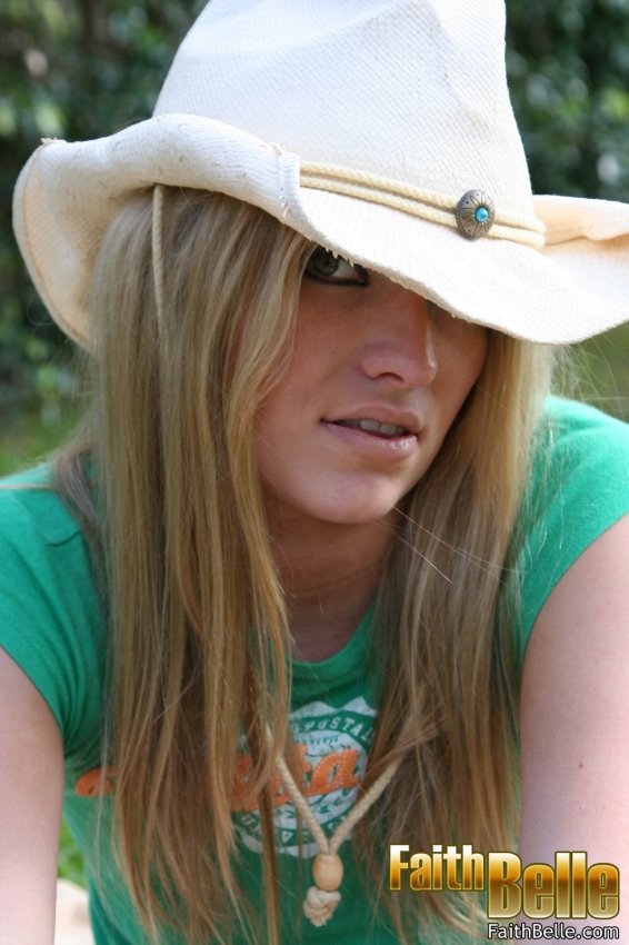 Faith belle mostra le sue tette nel cappello da cowboy
 #70646441