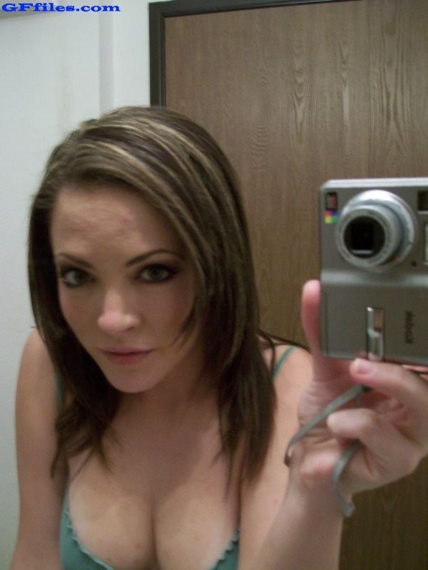 Fotos traviesas tomadas en secreto en el espejo del baño por una ex chica morena amateur
 #67715081