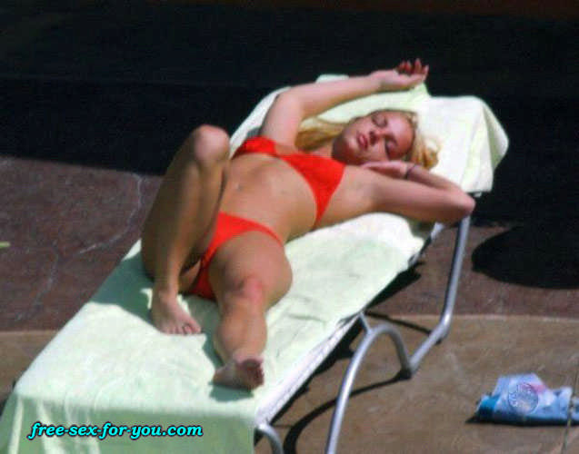 Britney Spears posiert völlig nackt und zeigt ihre Muschi
 #75411571