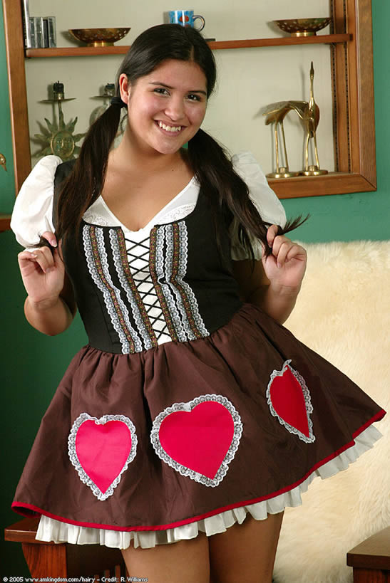 Una linda chica latina con tetas enormes muestra su pastel peludo
 #75560258