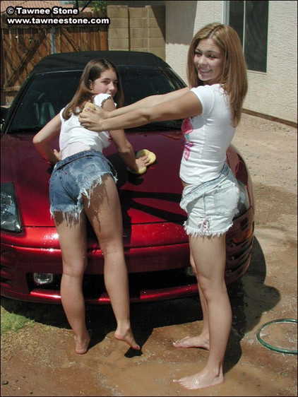 車を洗ってポーズをとる二人の姿をご覧ください。
 #67773312