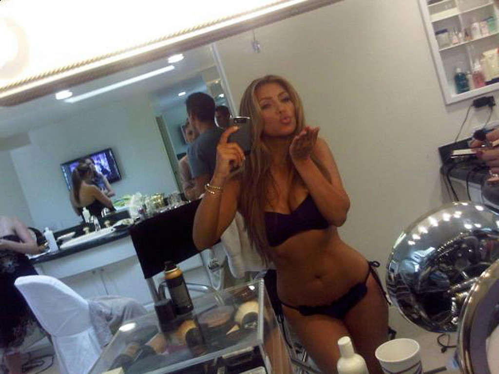 Kim kardashian mostrando su culo extremadamente sexy y su cuerpo caliente
 #75364937