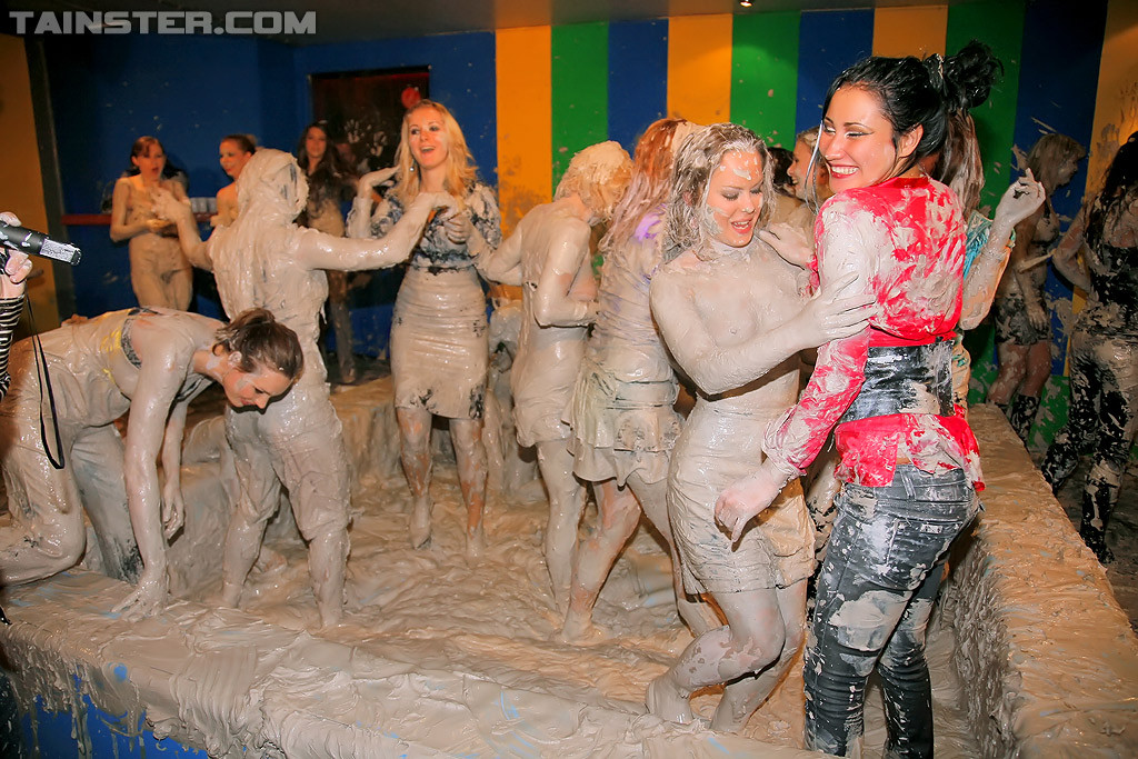 Adorabili lesbiche si divertono a lottare in una vasca di terra e fango
 #71478574