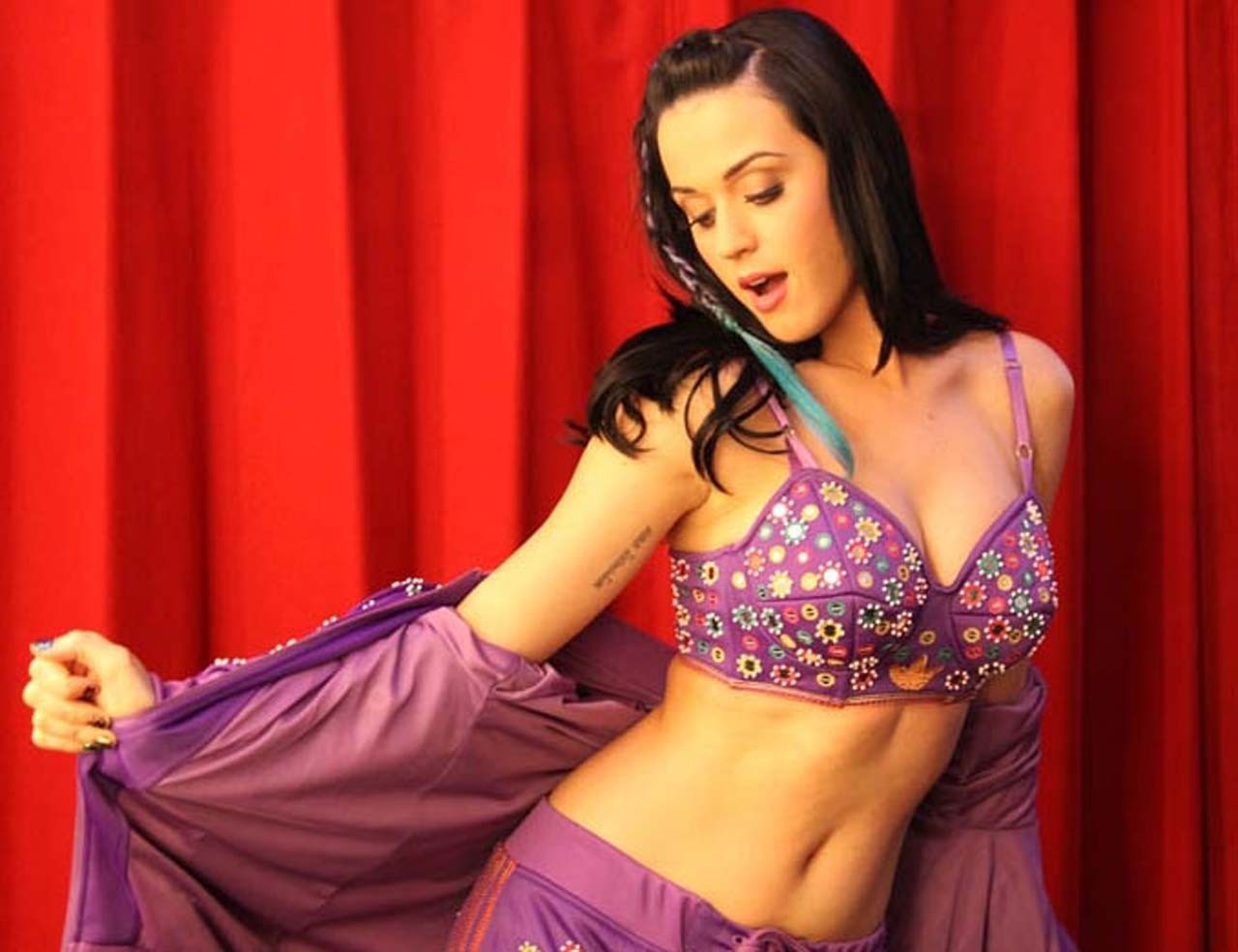 Katy Perry exposant son corps sexy et ses superbes seins.
 #75312704