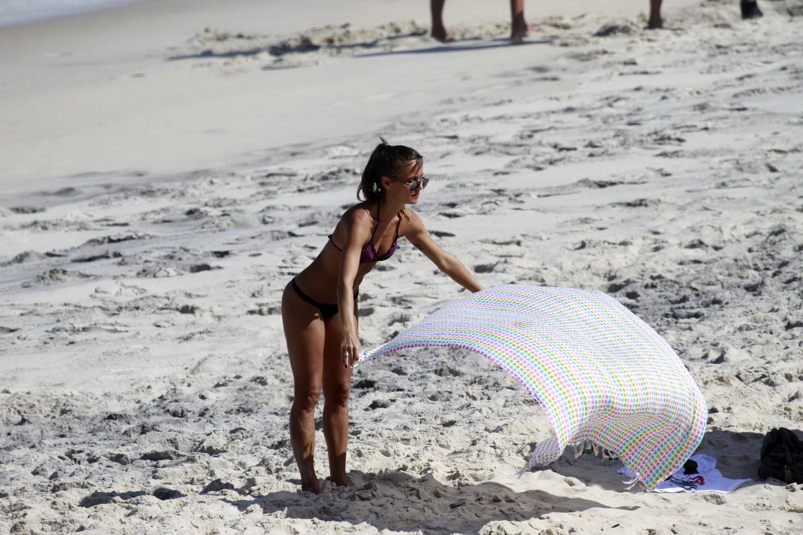 プレーンハのビーチでビキニ姿を披露するフェルナンダ・デ・フレイタス 
 #75218999