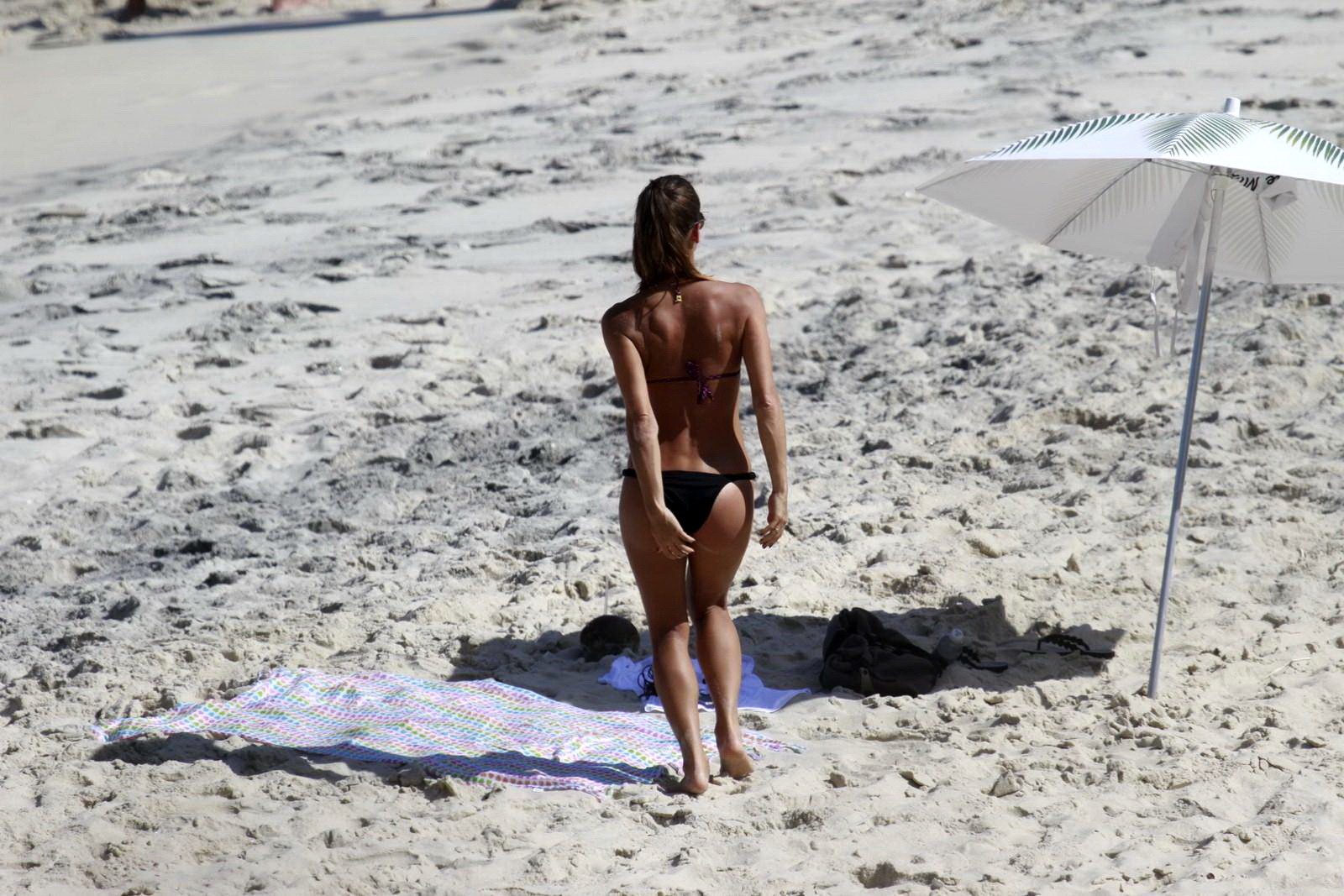 Fernanda de freitas zeigt ihren Hintern im Bikini am Strand von Prainha, West 
 #75219008