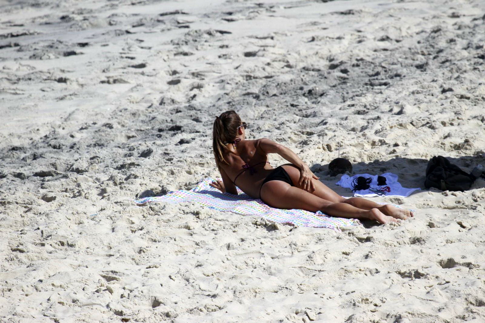 プレーンハのビーチでビキニ姿を披露するフェルナンダ・デ・フレイタス 
 #75219037