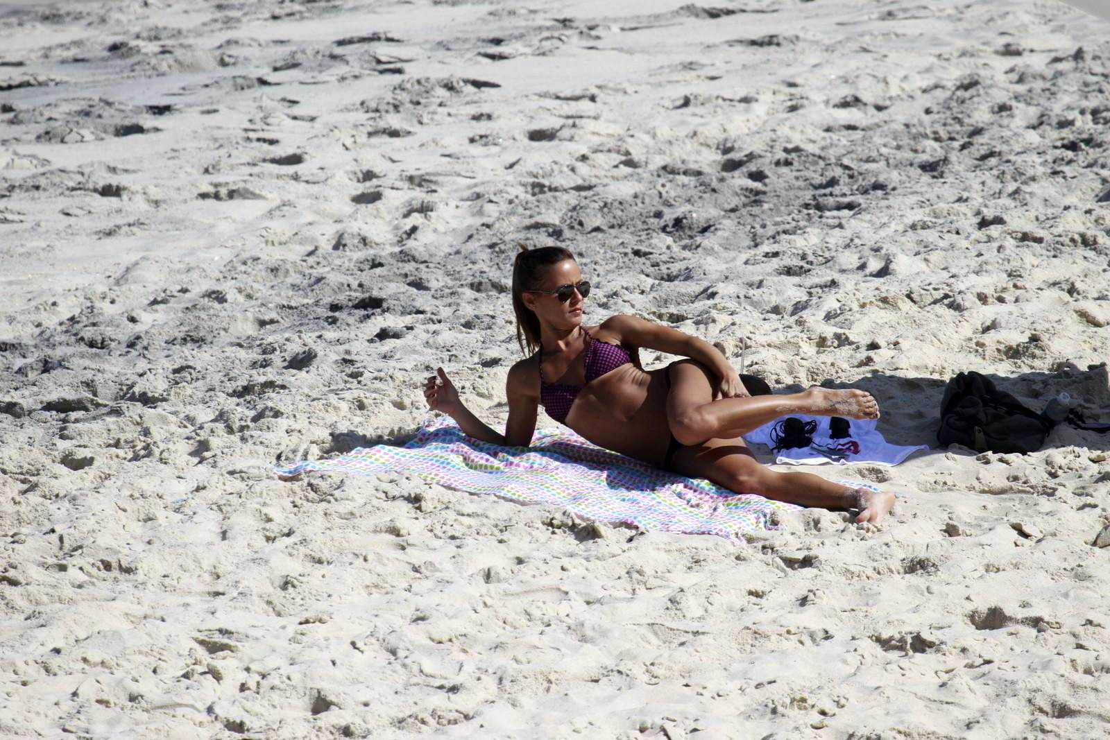 プレーンハのビーチでビキニ姿を披露するフェルナンダ・デ・フレイタス 
 #75219043