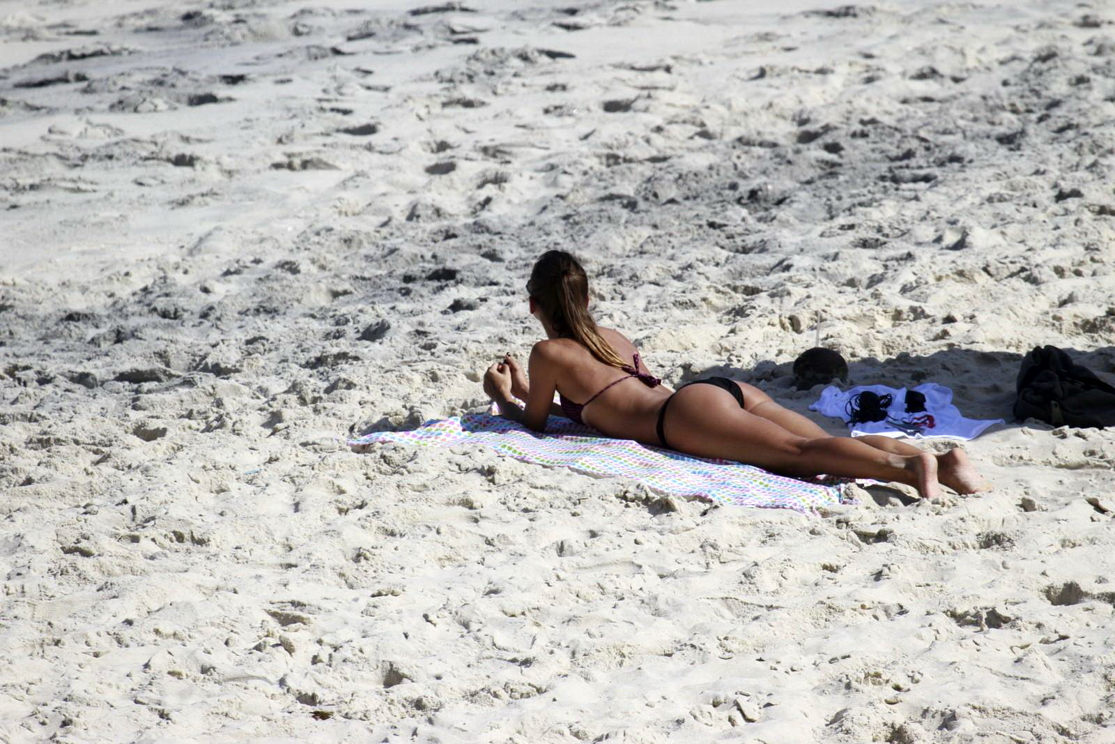 Fernanda de freitas zeigt ihren Hintern im Bikini am Strand von Prainha, West 
 #75219087