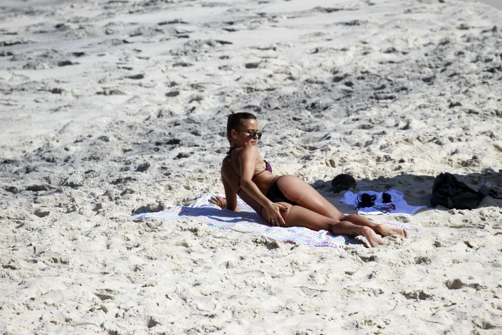 Fernanda de freitas zeigt ihren Hintern im Bikini am Strand von Prainha, West 
 #75219109