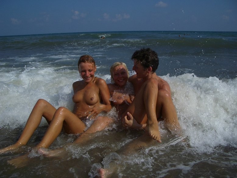 La plage publique est devenue plus chaude avec une nudiste à forte poitrine.
 #72252909