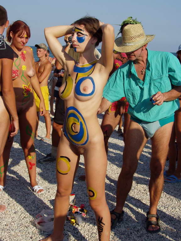 Öffentlicher Strand wurde gerade heißer mit einer vollbusigen Nudistin
 #72252916