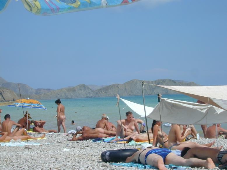 La spiaggia pubblica è appena diventata più calda con una nudista tettona
 #72252951