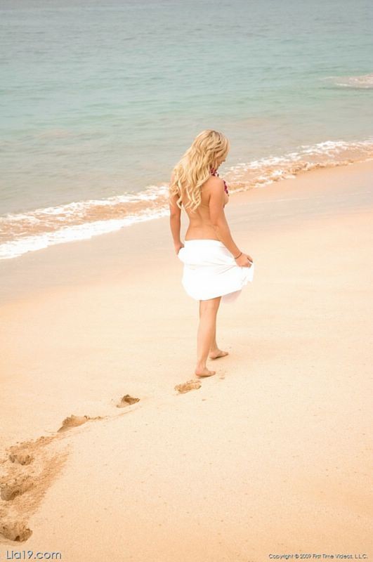 Hermosa lia 19 desnuda en una playa de hawaii
 #72237699