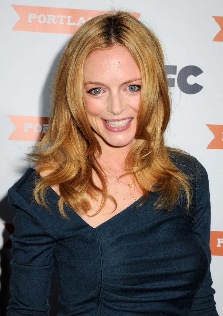 Heather graham enseñando las piernas con minifalda y botas altas y mostrando las tetas
 #75320150