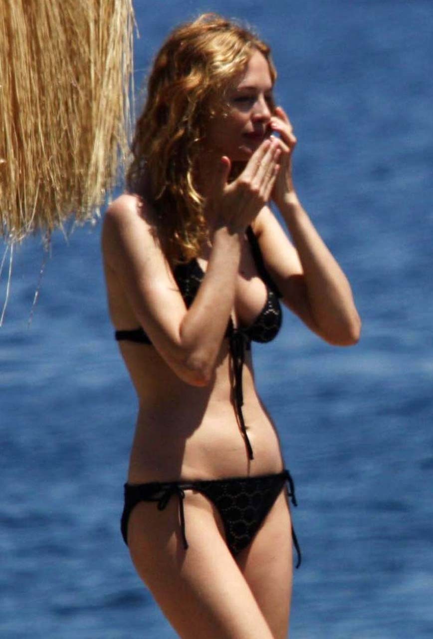 Heather graham enseñando las piernas con minifalda y botas altas y mostrando las tetas
 #75320196