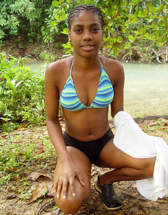 Joven de ébano encantador en bikini al aire libre
 #73426522