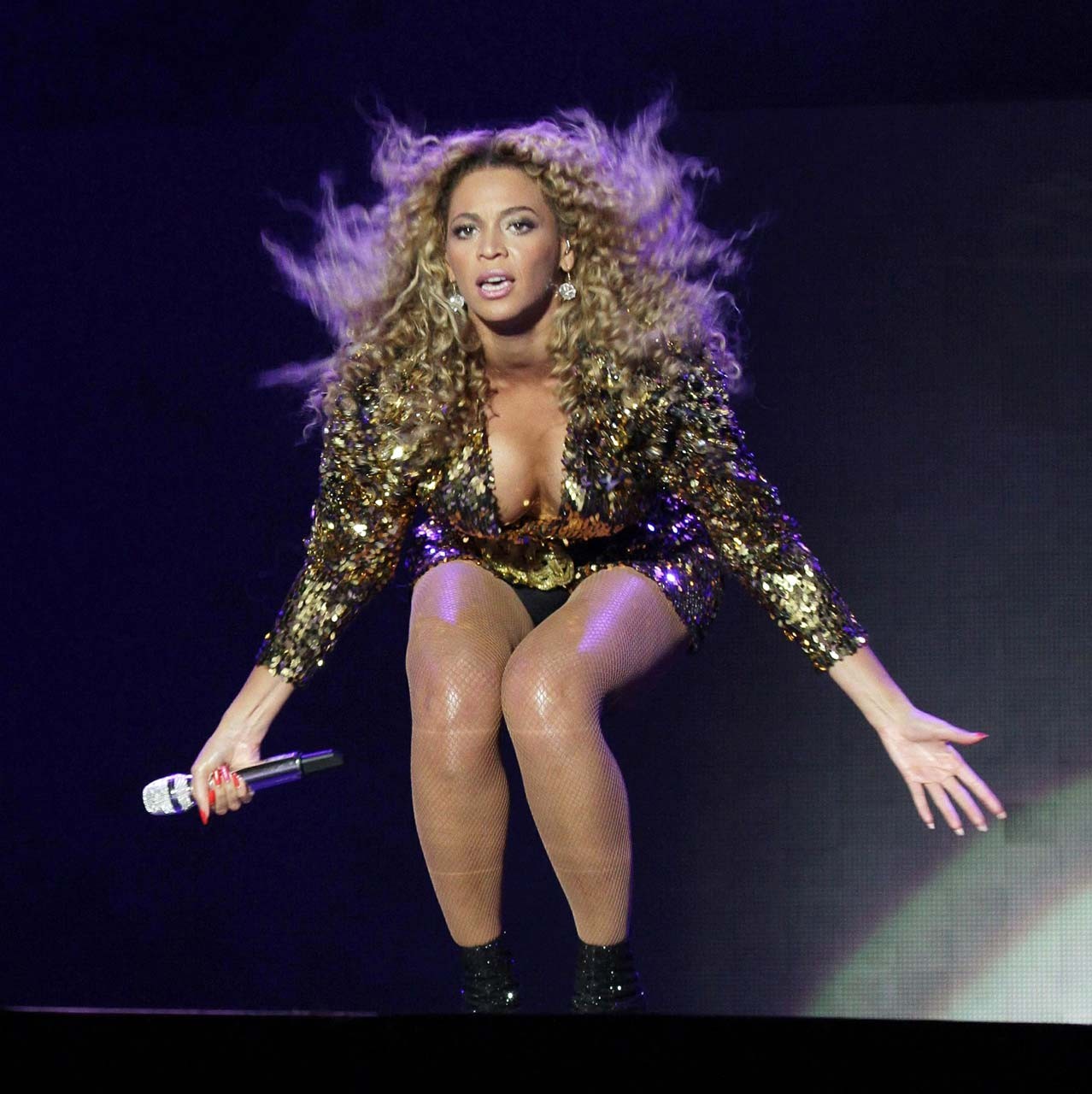Beyonce knowles exponiendo su cuerpo sexy y su culo caliente en el escenario
 #75298429