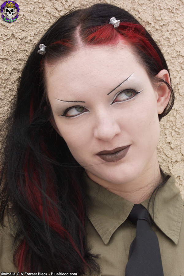 屋上でエッチなことをするゴスロリ美女
 #70292897