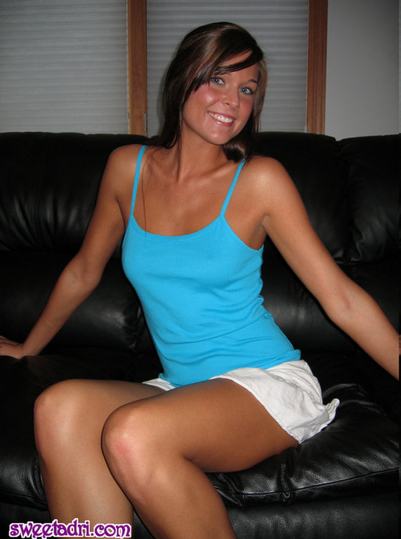 Sweetadri auf der Couch mit einem blauen Top und weißem Rock
 #67767973