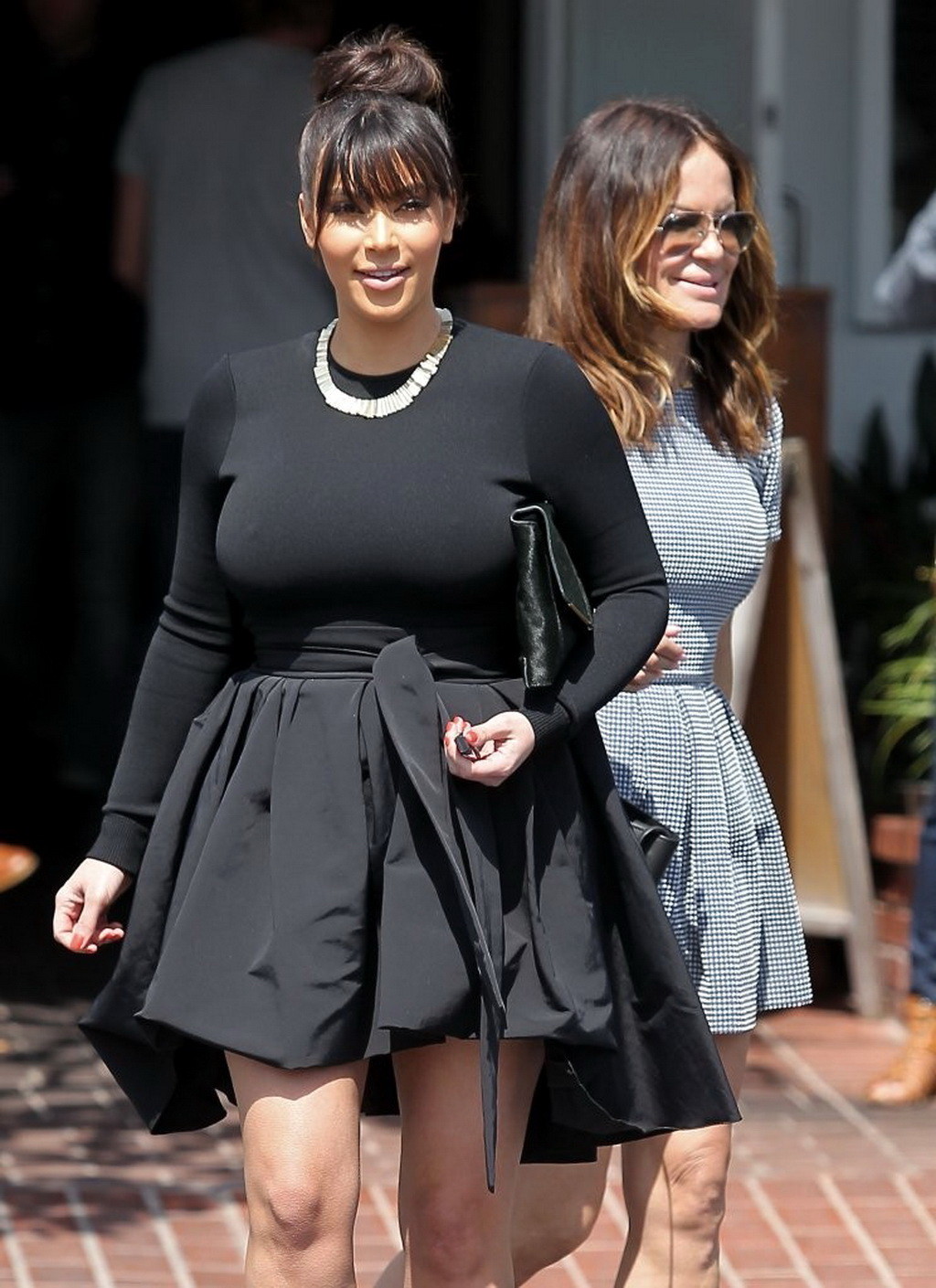 Kim Kardashian aux gros seins en mini robe moulante dans le quartier de West Hollywood
 #75237424