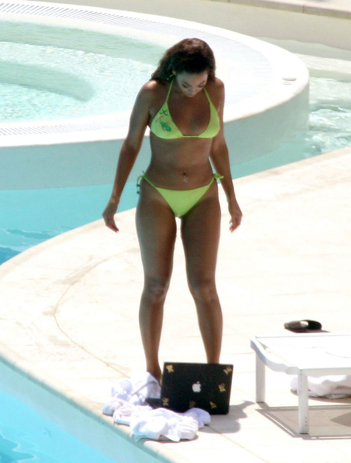 Beyonce knowles exponiendo su cuerpo sexy en bikini verde en la piscina
 #75323241