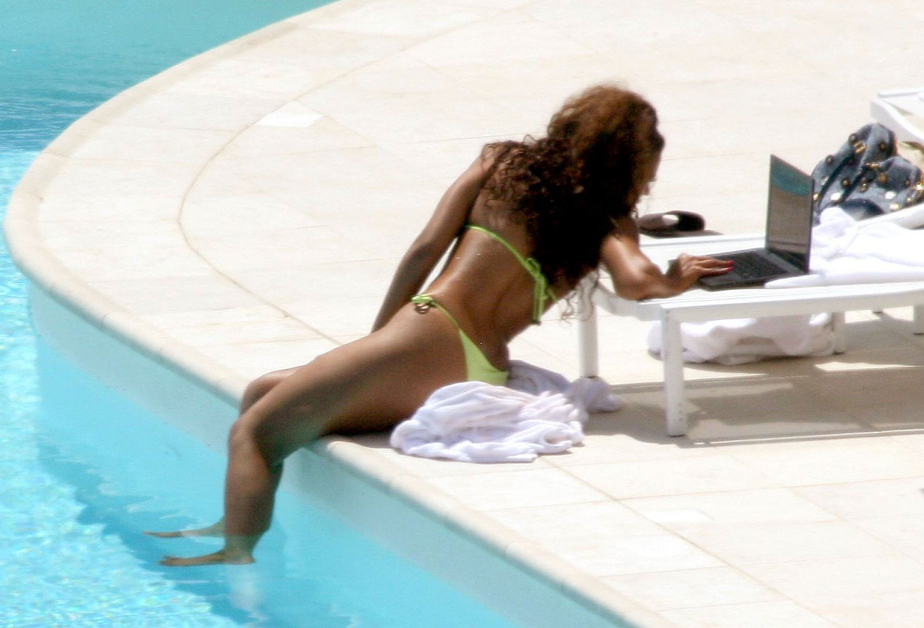 Beyonce Knowles exposing her sexy body in green bikini on pool #75323262