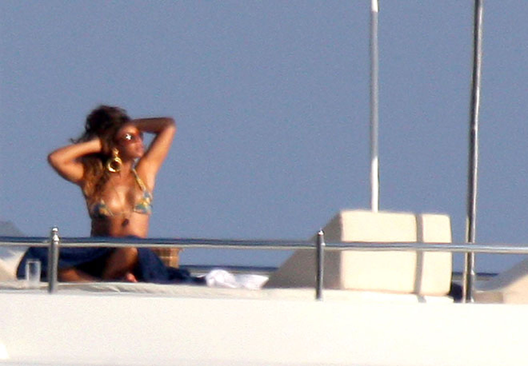 Beyonce Knowles exposing her sexy body in green bikini on pool #75323301
