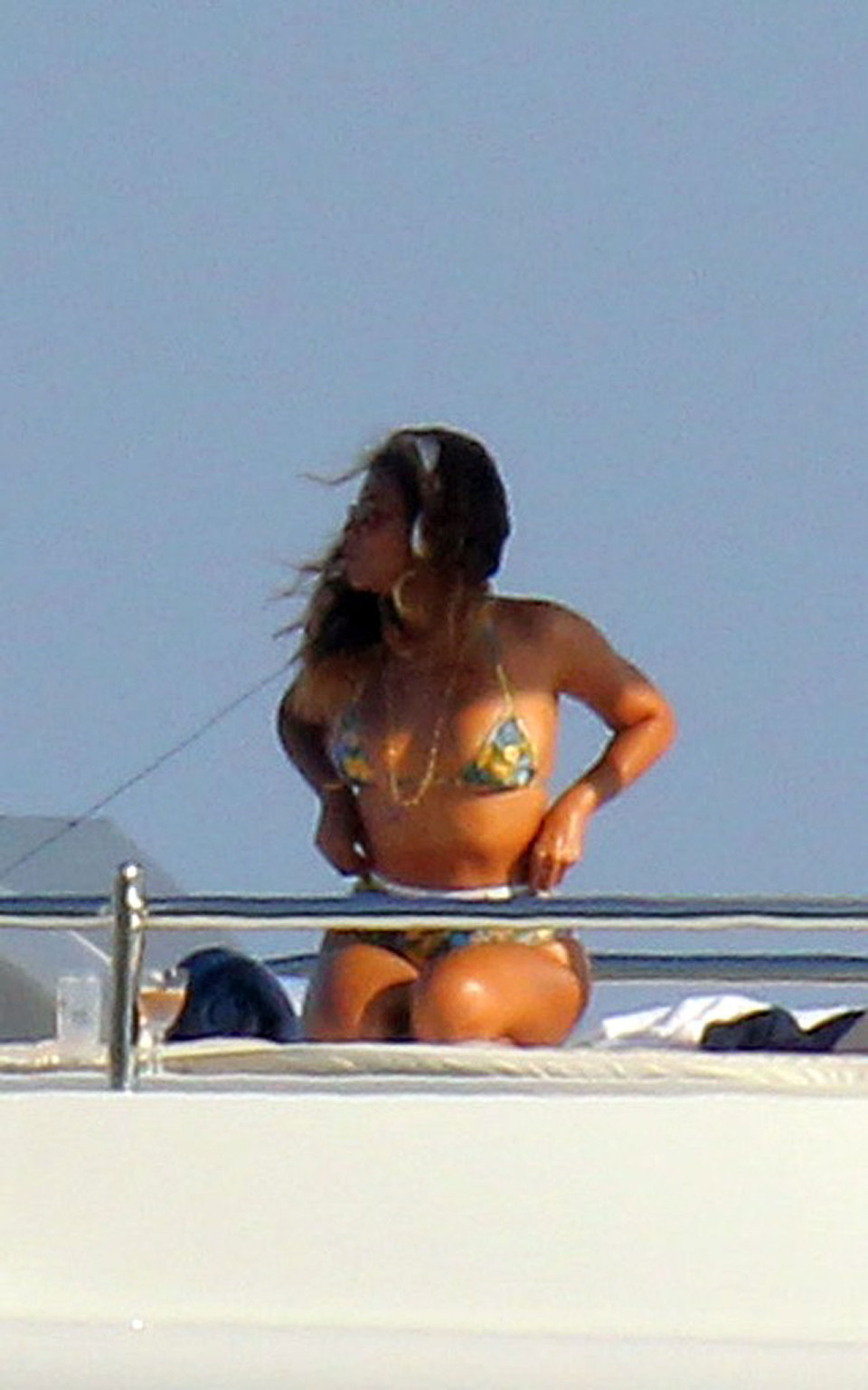 Beyonce Knowles entblößt ihren sexy Körper im grünen Bikini am Pool
 #75323308
