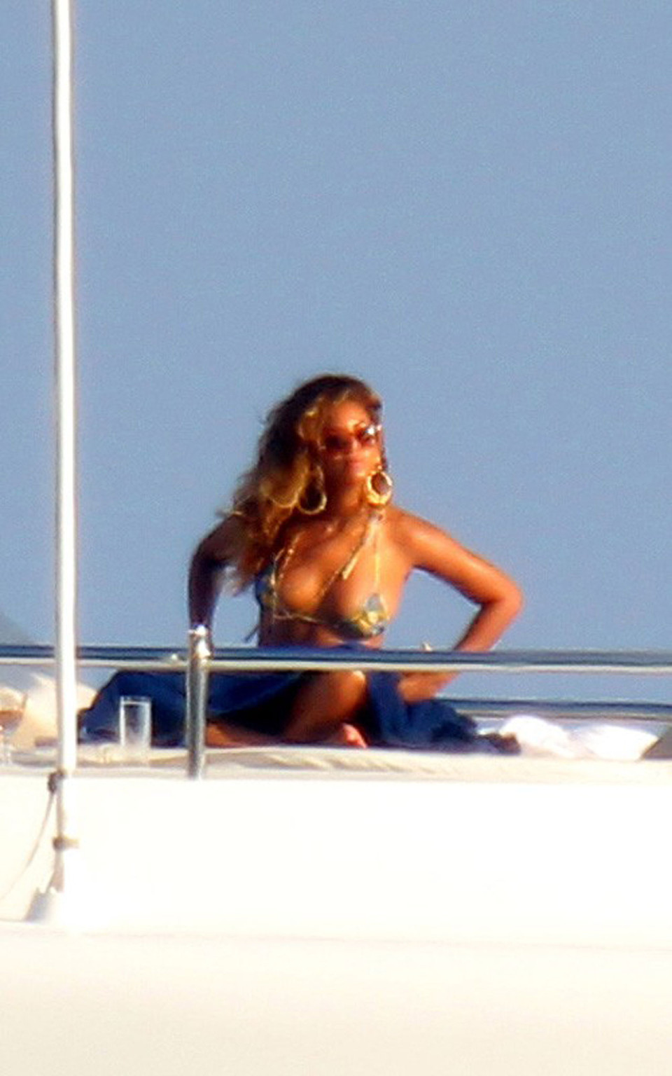 Beyonce Knowles exposing her sexy body in green bikini on pool #75323318
