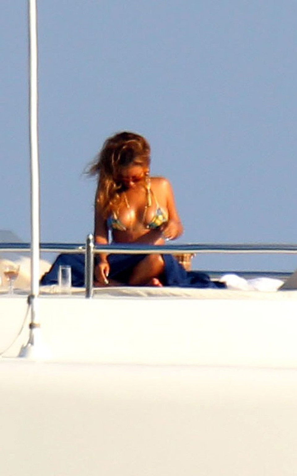 Beyonce Knowles exposing her sexy body in green bikini on pool #75323331
