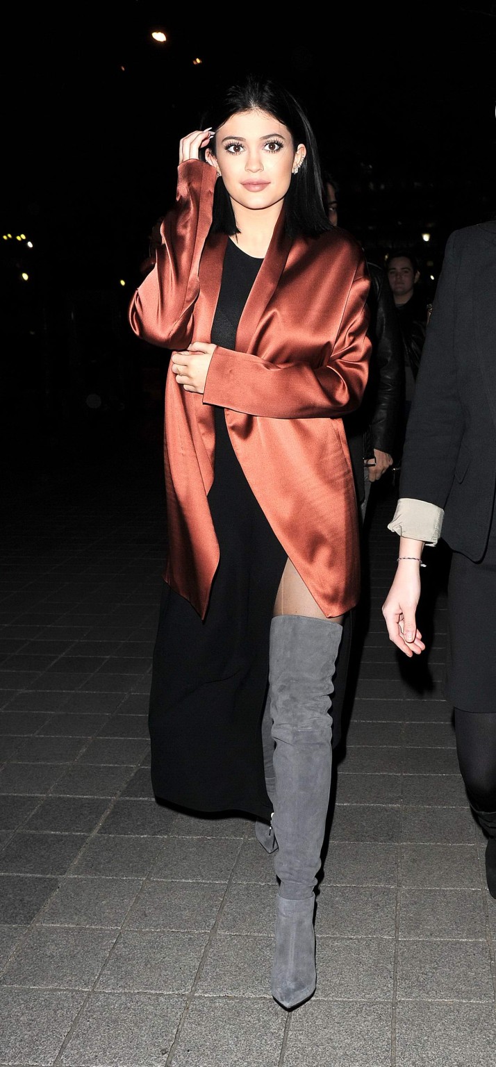 Kylie Jenner en culotte courte et soutien-gorge transparent à Londres
 #75170079