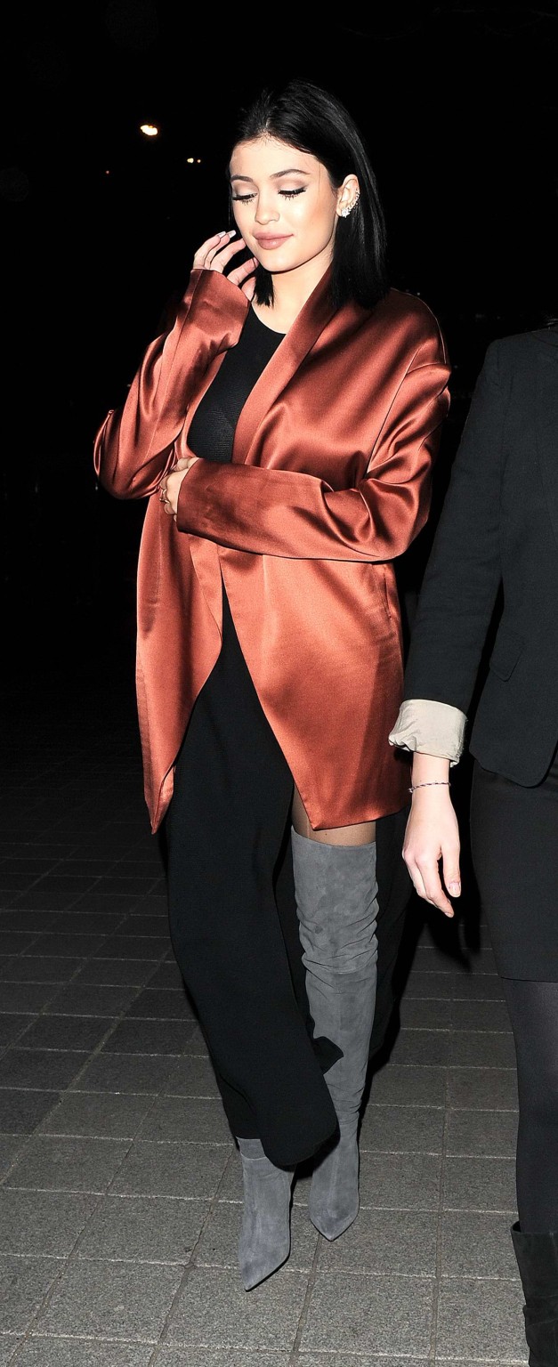 Kylie Jenner en culotte courte et soutien-gorge transparent à Londres
 #75170082