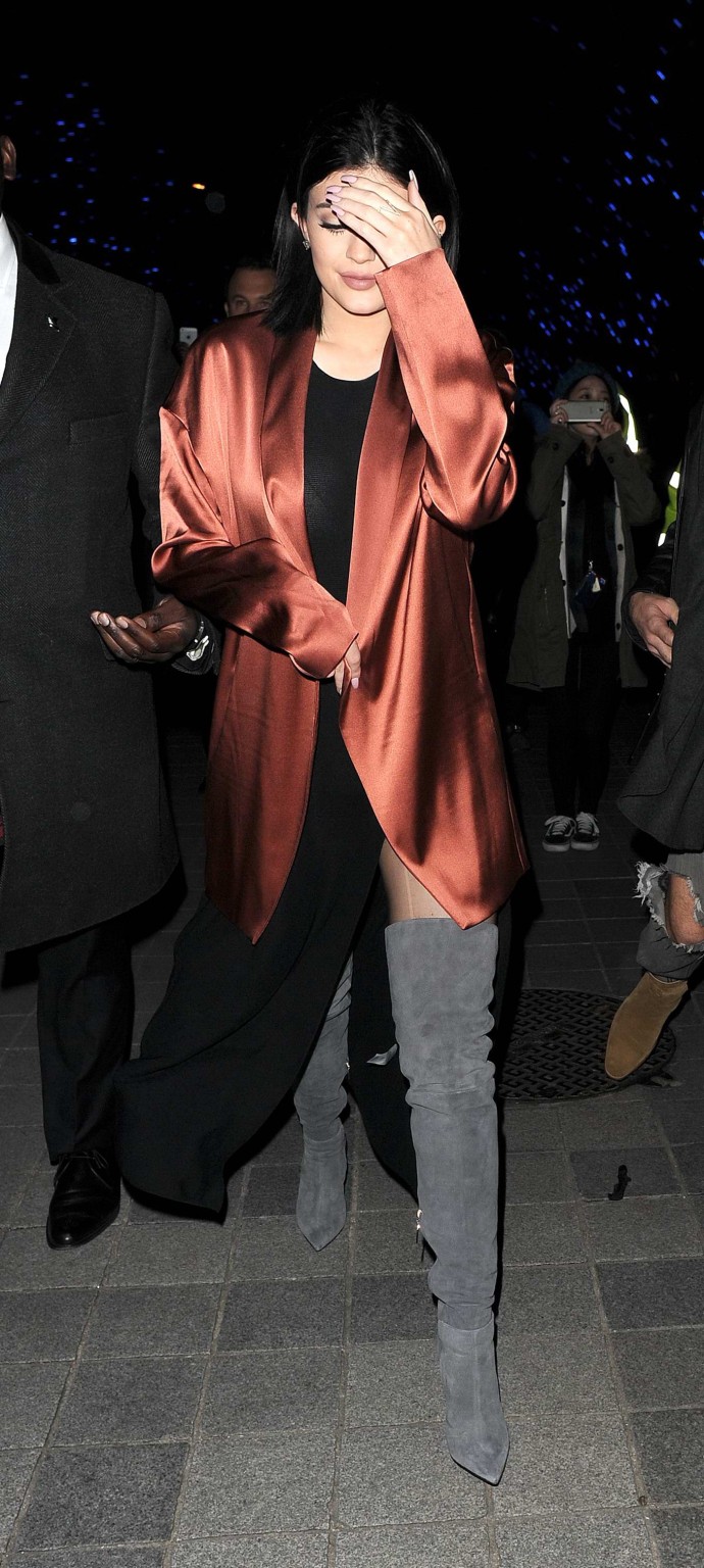 Kylie Jenner en culotte courte et soutien-gorge transparent à Londres
 #75170114