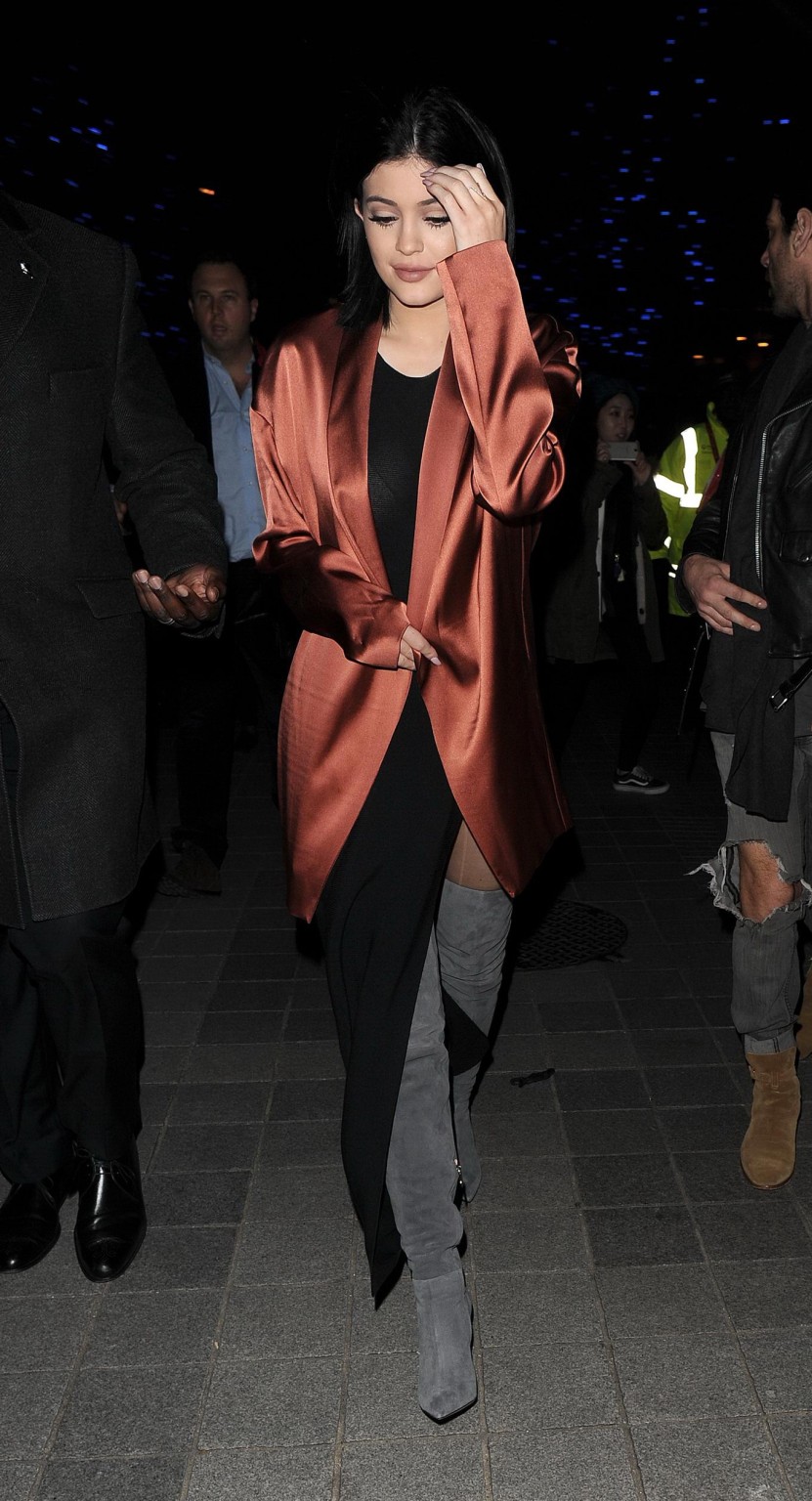 Kylie Jenner en culotte courte et soutien-gorge transparent à Londres
 #75170123