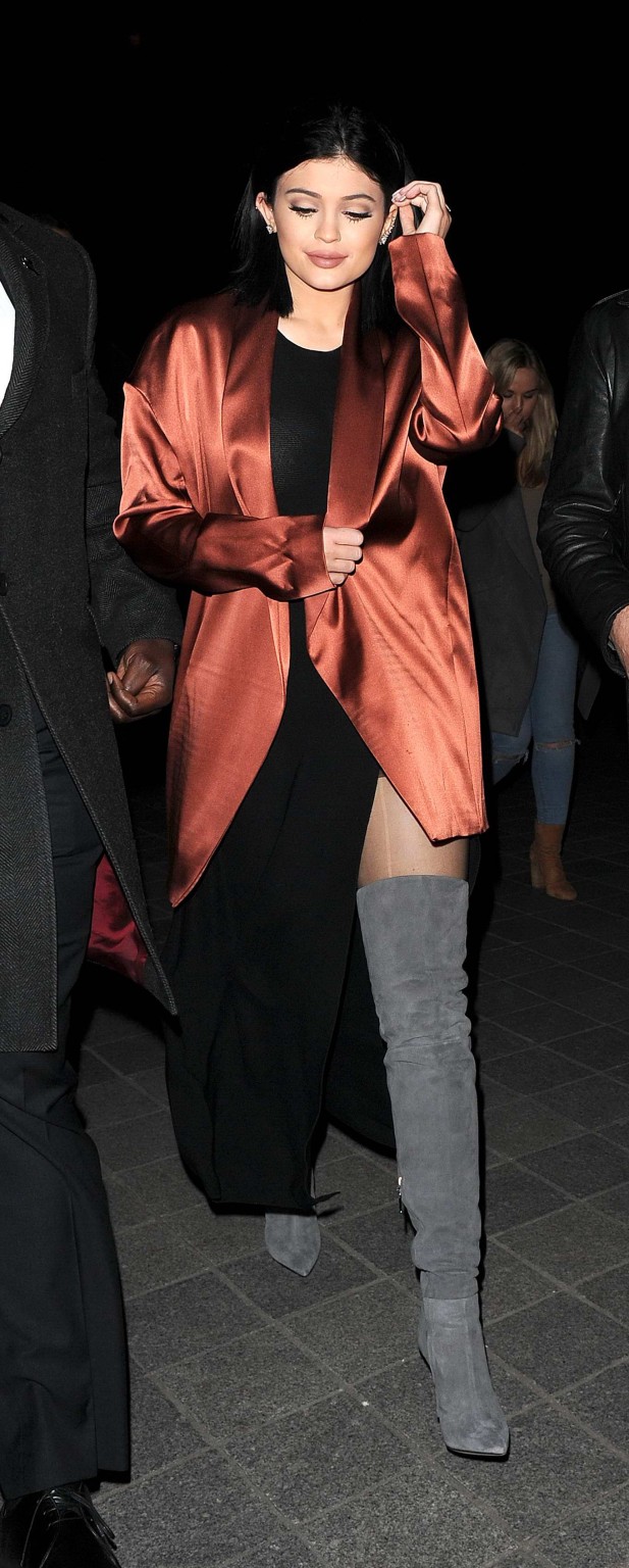 Kylie Jenner en culotte courte et soutien-gorge transparent à Londres
 #75170143
