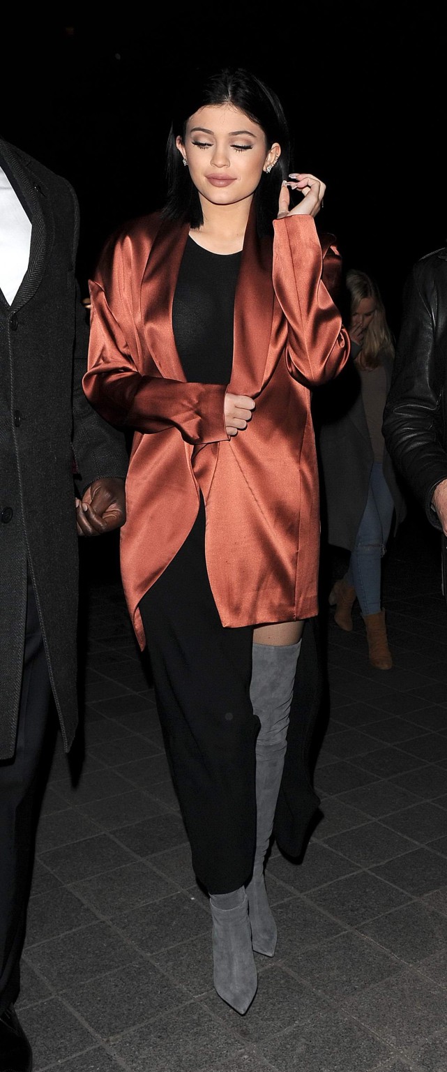 Kylie Jenner en culotte courte et soutien-gorge transparent à Londres
 #75170150