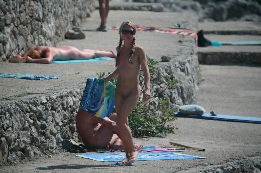 Mira a esta sexy nudista mostrando su coño afeitado
 #72256602