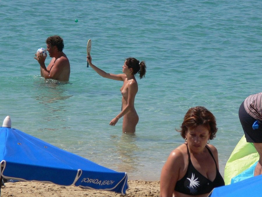 Guarda questa sexy nudista che mostra la sua figa rasata
 #72256664