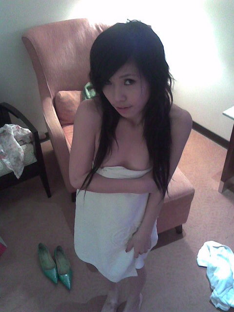 Dolce ragazza asiatica fotografata dal suo amico che posa nudo #69858102