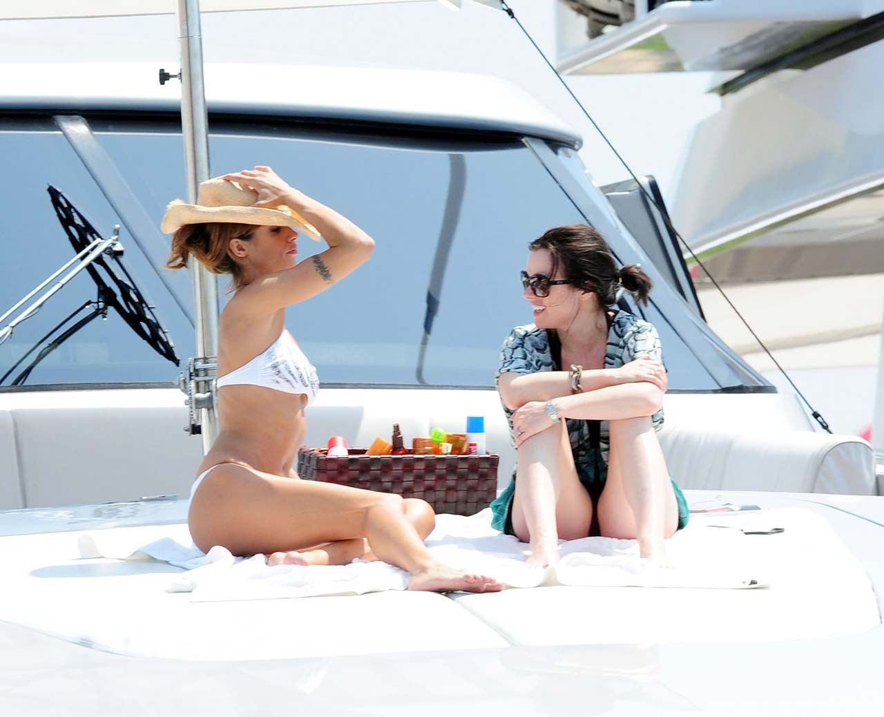 Elisabetta canalis entblößt ihren tollen Arsch und sexy Körper im Bikini auf einer Yacht Paparazzi
 #75303505