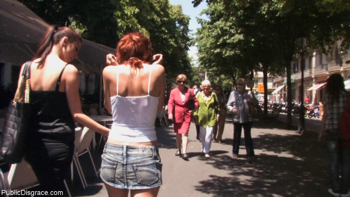 Spanische Rothaarige gefesselt, nackt ausgezogen und auf der Straße gefickt
 #72175839