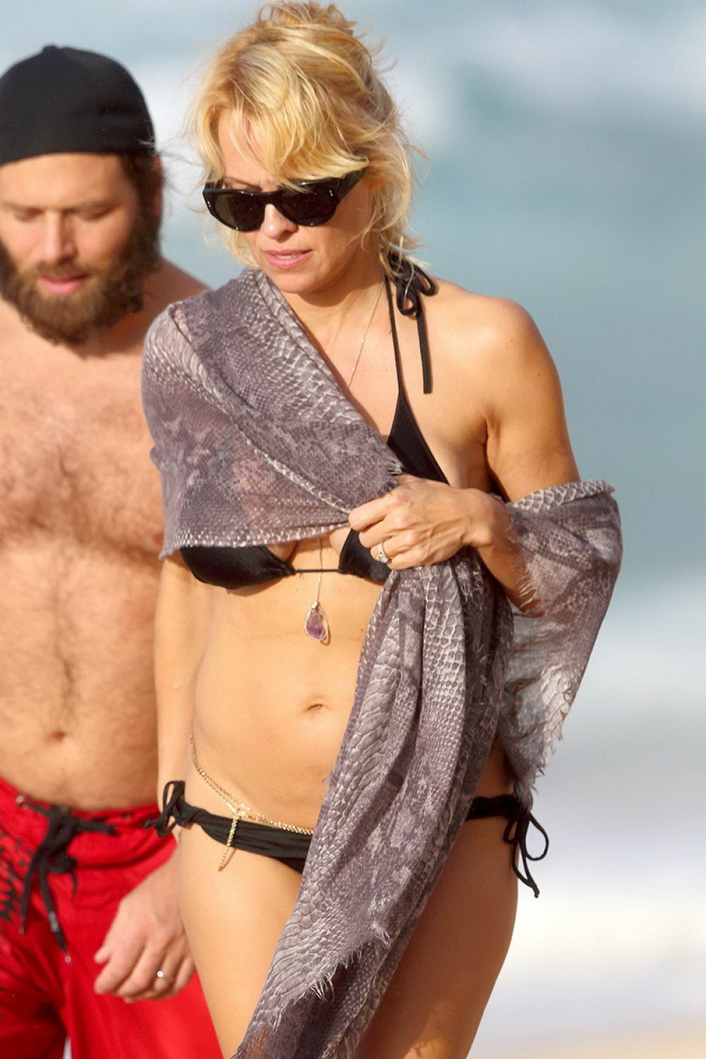 Pamela Anderson mostra il suo corpo in bikini su una spiaggia di Maui
 #75177234